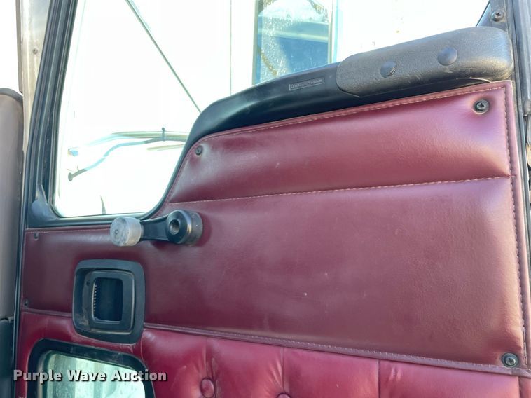 image for item NA9749 2006 Kenworth T800B semi truck