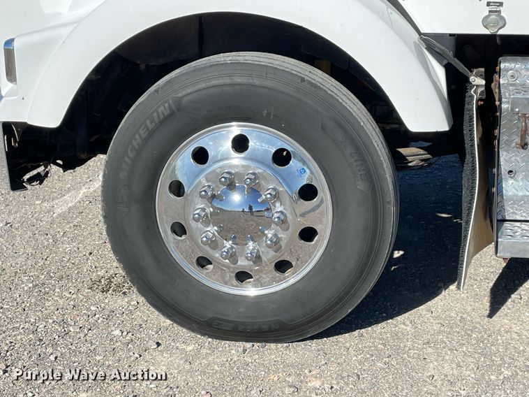 image for item NA9749 2006 Kenworth T800B semi truck