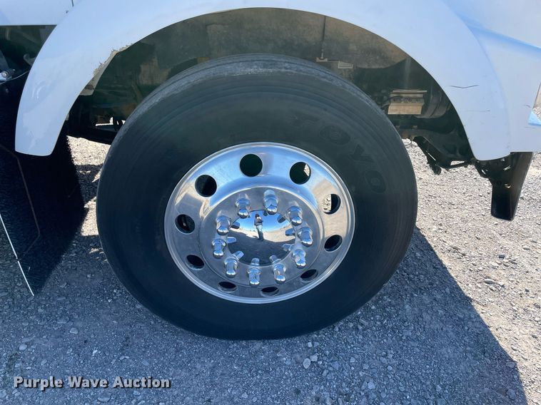 image for item NA9749 2006 Kenworth T800B semi truck