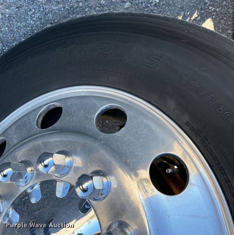 image for item NA9749 2006 Kenworth T800B semi truck