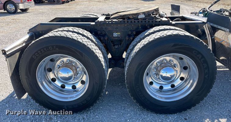 image for item NA9749 2006 Kenworth T800B semi truck