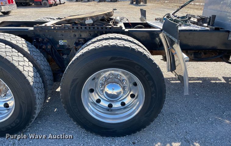 image for item NA9749 2006 Kenworth T800B semi truck