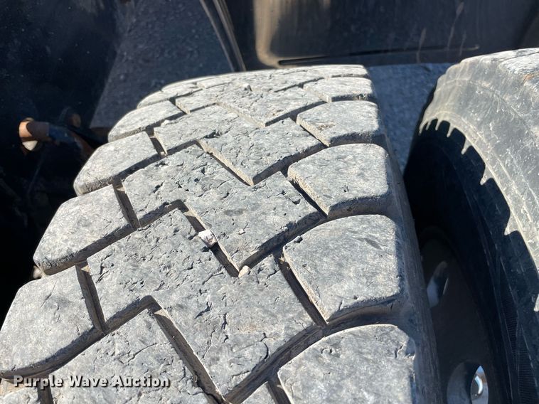 image for item NA9749 2006 Kenworth T800B semi truck