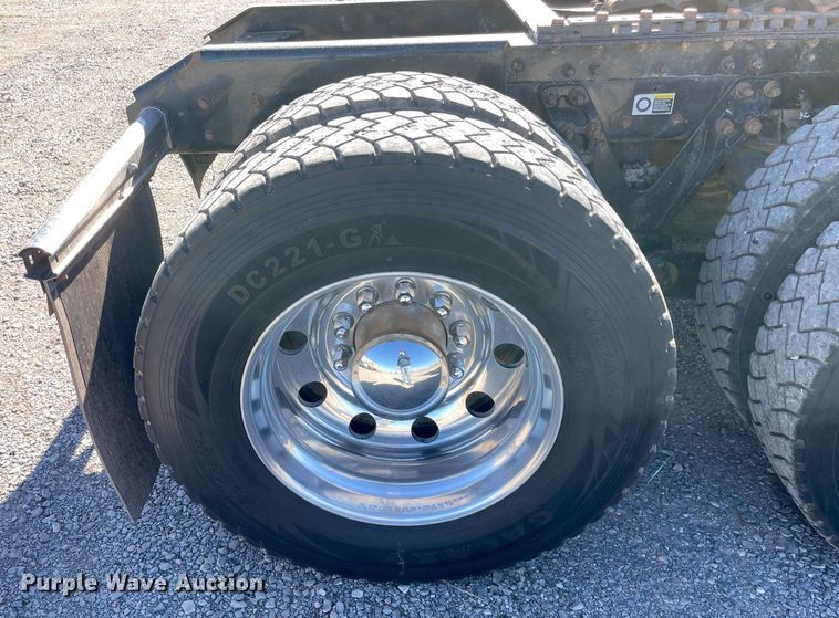 image for item NA9749 2006 Kenworth T800B semi truck