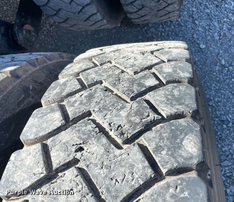 image for item NA9749 2006 Kenworth T800B semi truck