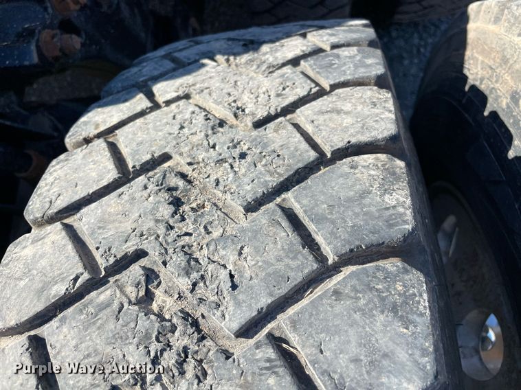 image for item NA9749 2006 Kenworth T800B semi truck