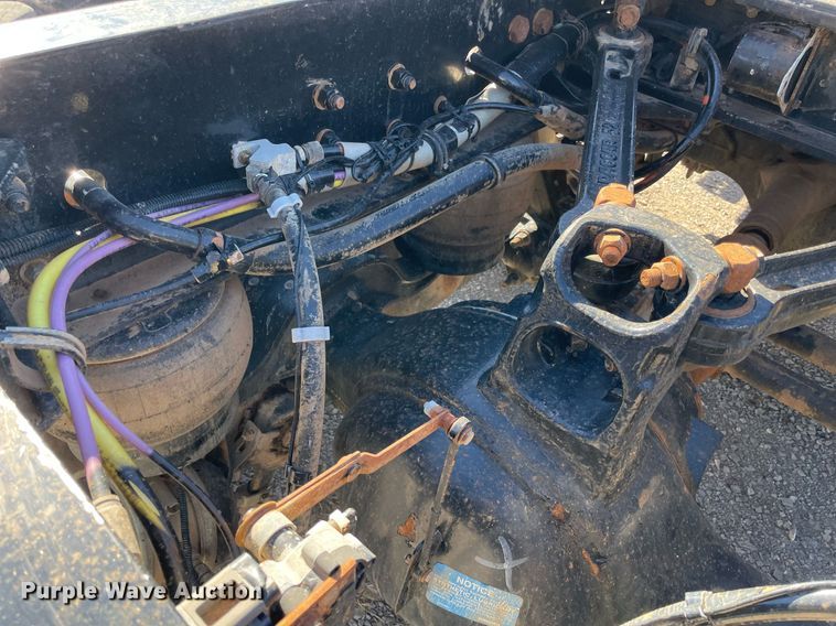 image for item NA9749 2006 Kenworth T800B semi truck