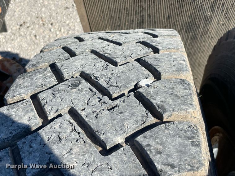 image for item NA9749 2006 Kenworth T800B semi truck