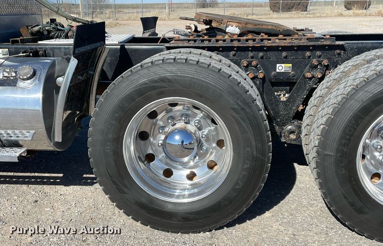 image for item NA9749 2006 Kenworth T800B semi truck