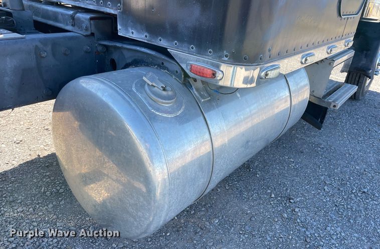 image for item NA9750 1985 Peterbilt 359 semi truck