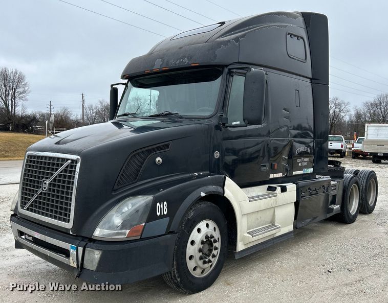 image for item NE9762 2005 Volvo VNL semi truck