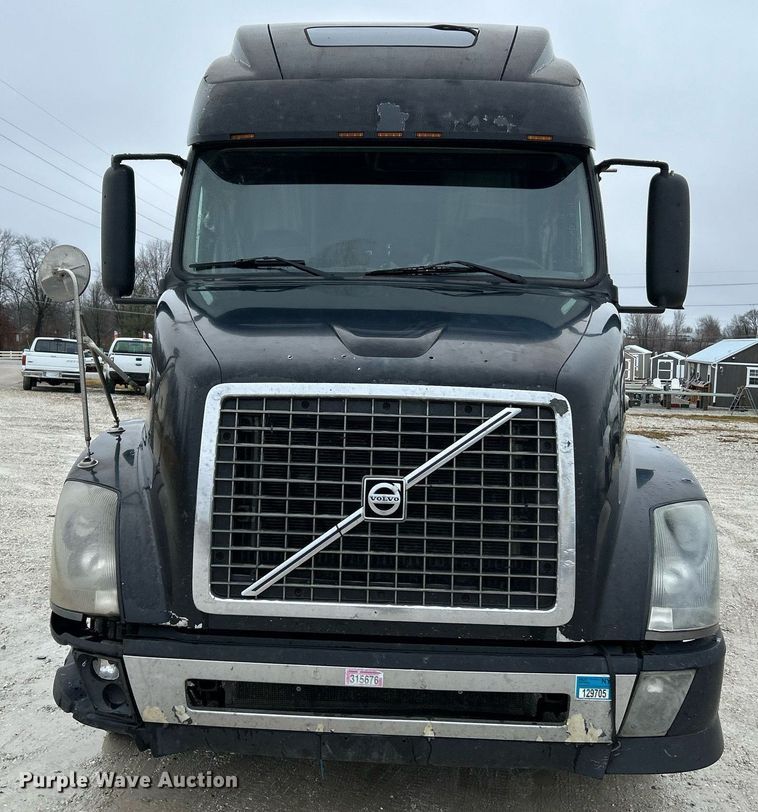 image for item NE9762 2005 Volvo VNL semi truck
