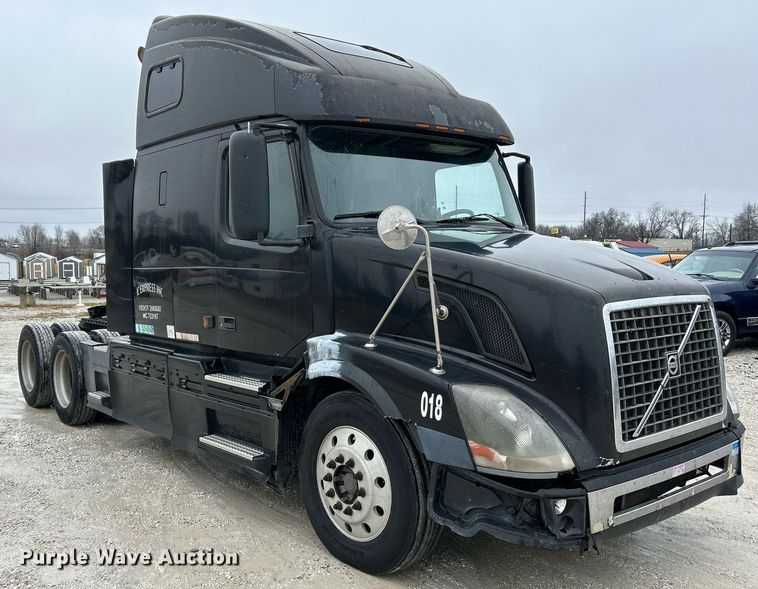 image for item NE9762 2005 Volvo VNL semi truck