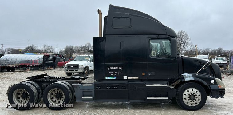 image for item NE9762 2005 Volvo VNL semi truck