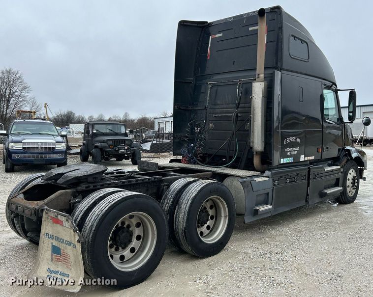 image for item NE9762 2005 Volvo VNL semi truck