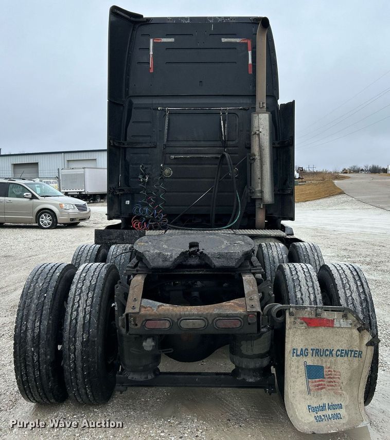 image for item NE9762 2005 Volvo VNL semi truck