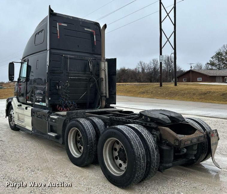 image for item NE9762 2005 Volvo VNL semi truck