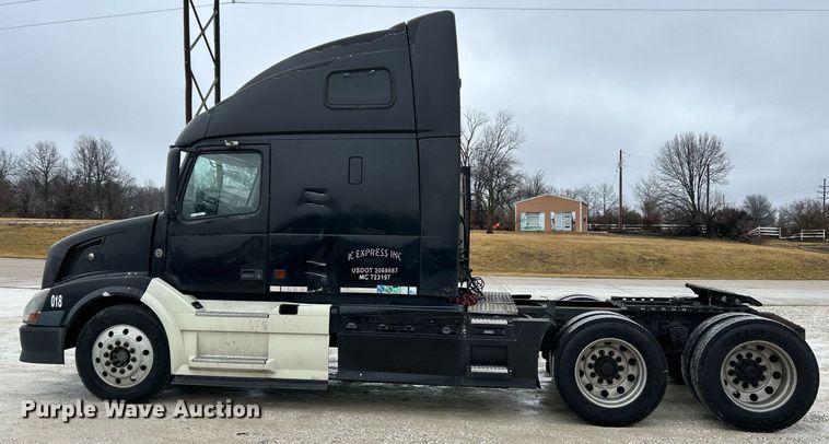 image for item NE9762 2005 Volvo VNL semi truck