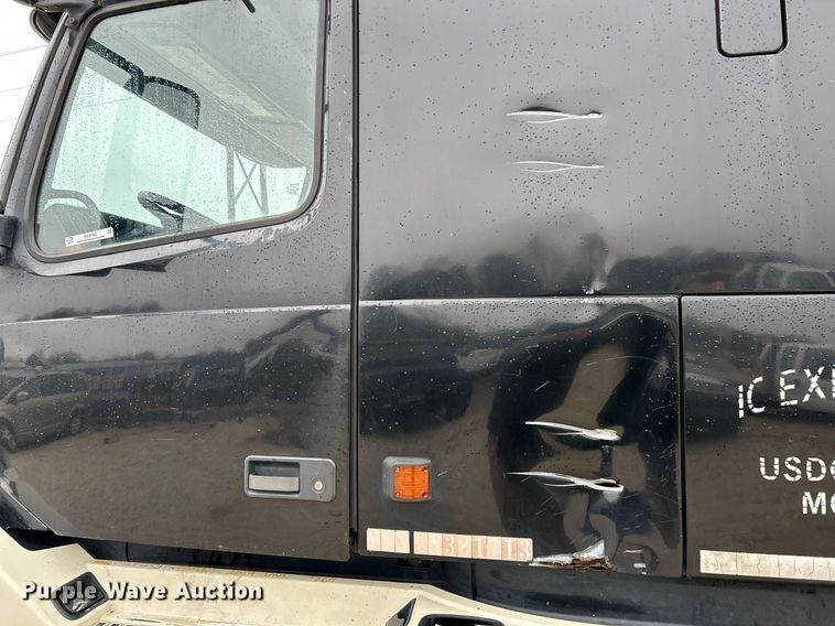 image for item NE9762 2005 Volvo VNL semi truck