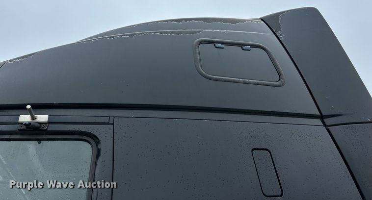 image for item NE9762 2005 Volvo VNL semi truck