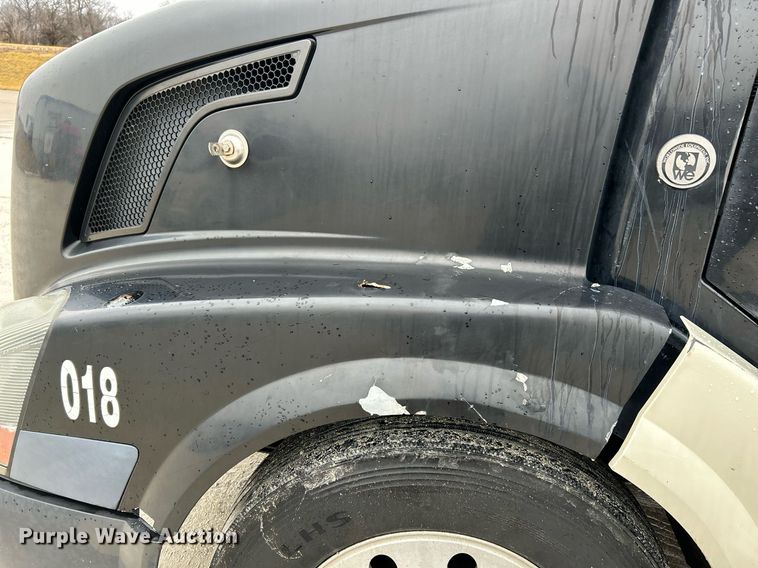 image for item NE9762 2005 Volvo VNL semi truck