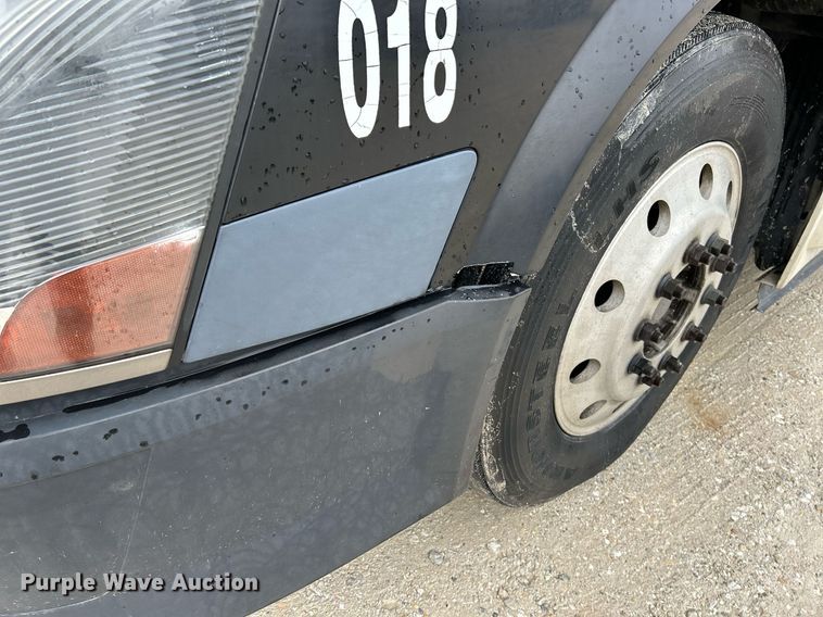 image for item NE9762 2005 Volvo VNL semi truck