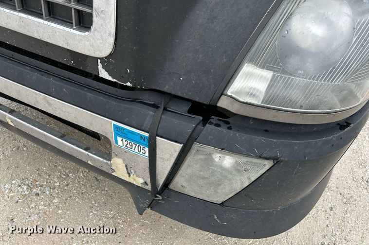 image for item NE9762 2005 Volvo VNL semi truck