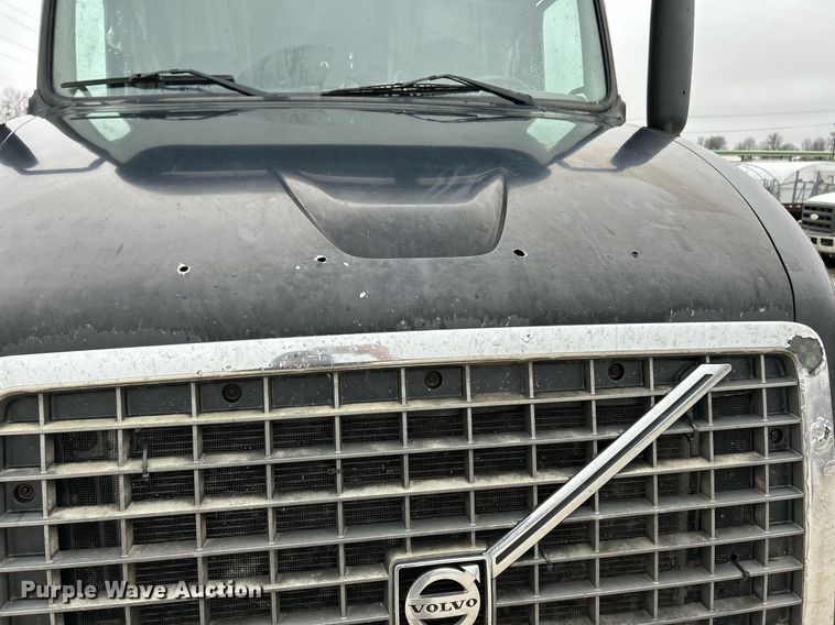 image for item NE9762 2005 Volvo VNL semi truck