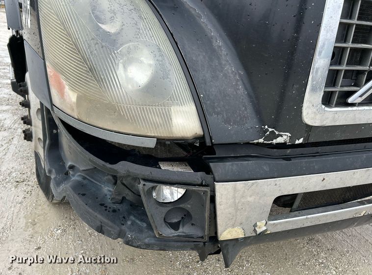 image for item NE9762 2005 Volvo VNL semi truck