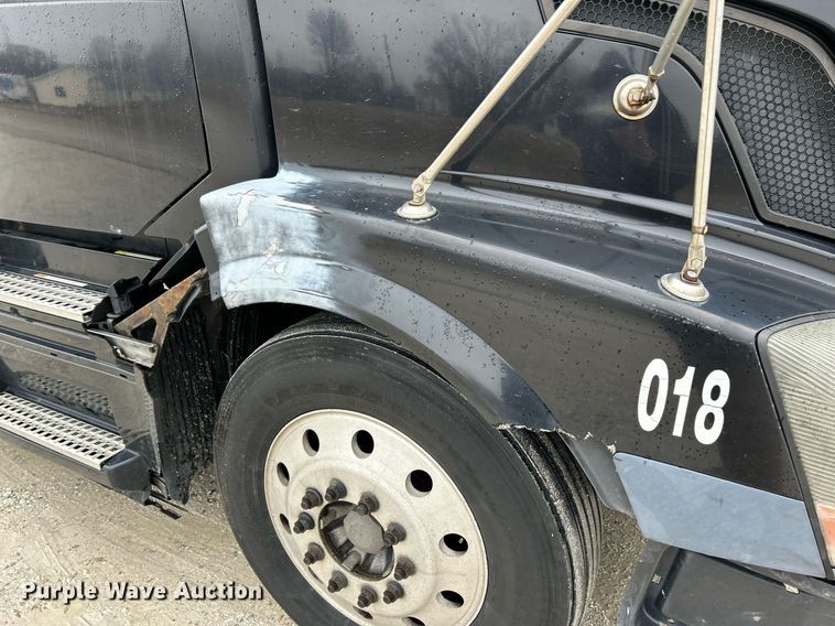 image for item NE9762 2005 Volvo VNL semi truck