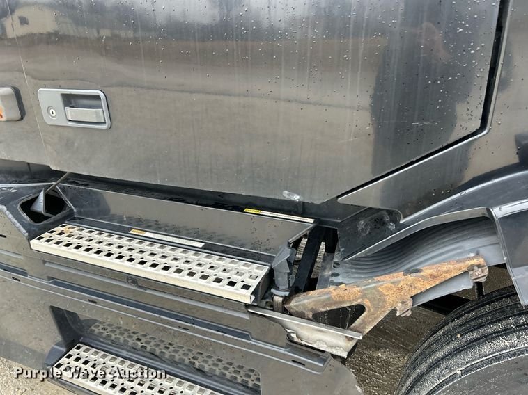 image for item NE9762 2005 Volvo VNL semi truck