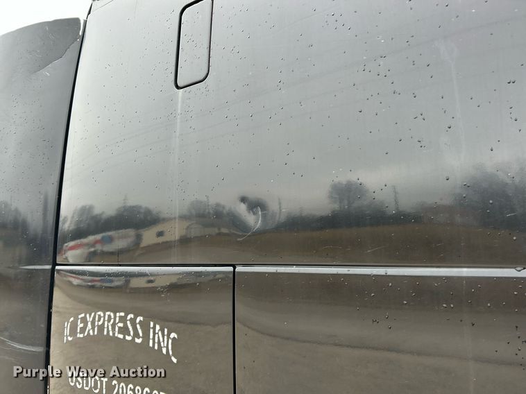 image for item NE9762 2005 Volvo VNL semi truck