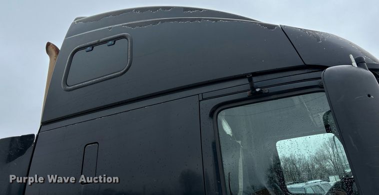 image for item NE9762 2005 Volvo VNL semi truck