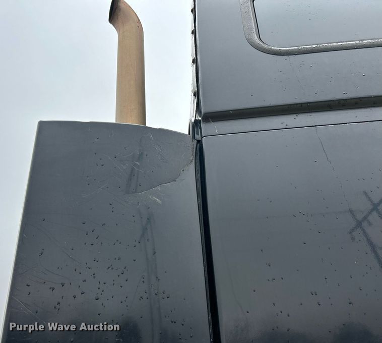 image for item NE9762 2005 Volvo VNL semi truck