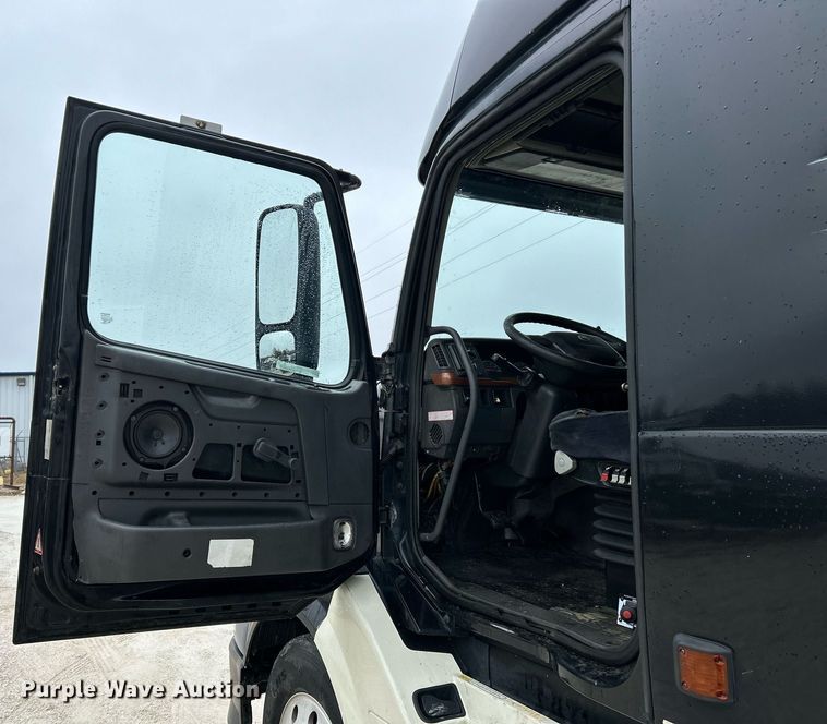 image for item NE9762 2005 Volvo VNL semi truck