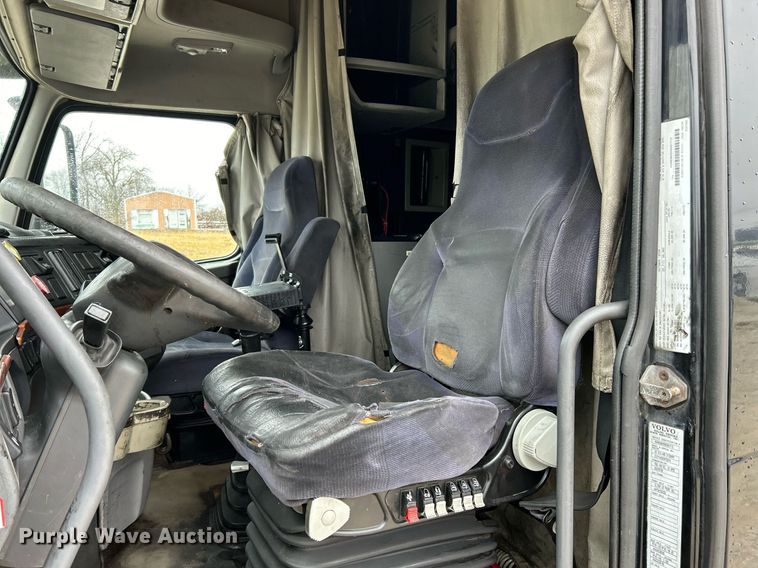 image for item NE9762 2005 Volvo VNL semi truck