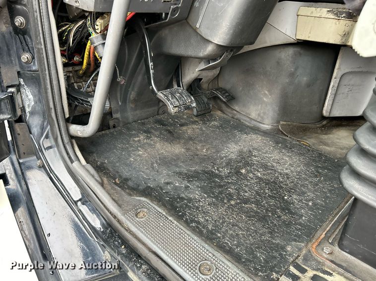 image for item NE9762 2005 Volvo VNL semi truck