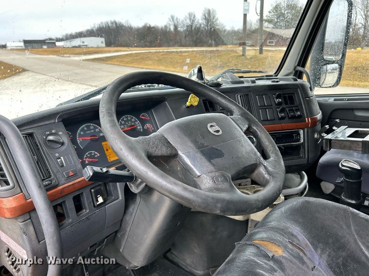 image for item NE9762 2005 Volvo VNL semi truck