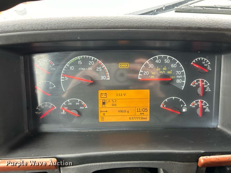 image for item NE9762 2005 Volvo VNL semi truck