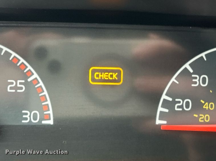 image for item NE9762 2005 Volvo VNL semi truck