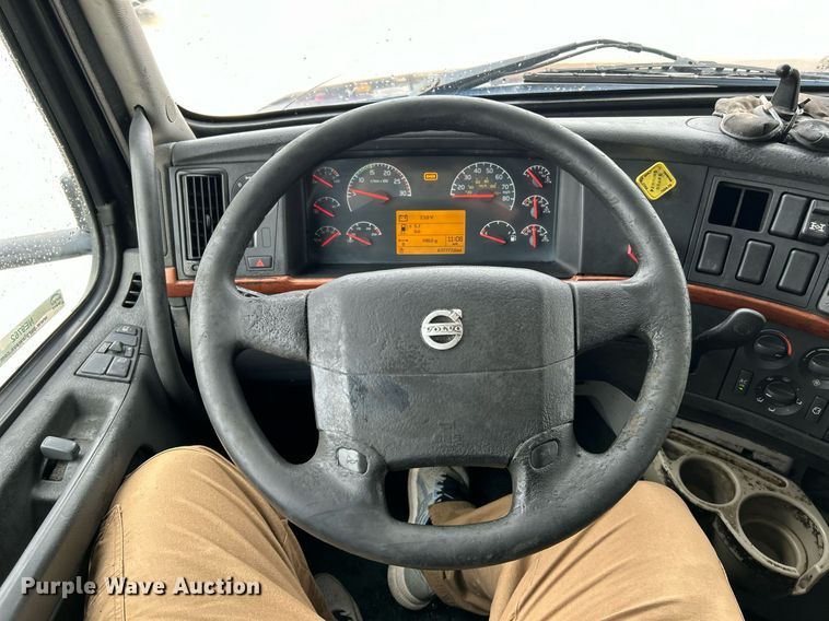 image for item NE9762 2005 Volvo VNL semi truck