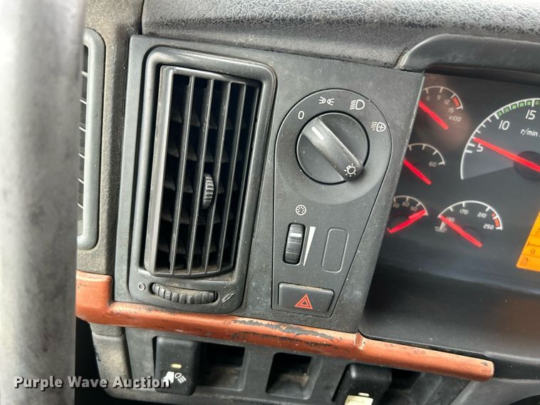 image for item NE9762 2005 Volvo VNL semi truck