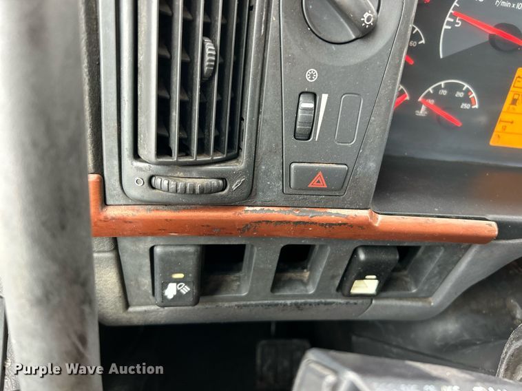 image for item NE9762 2005 Volvo VNL semi truck