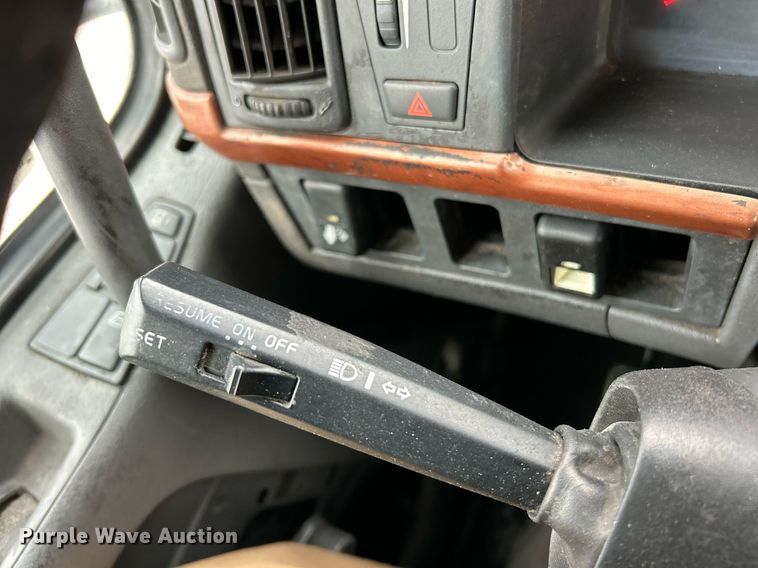 image for item NE9762 2005 Volvo VNL semi truck