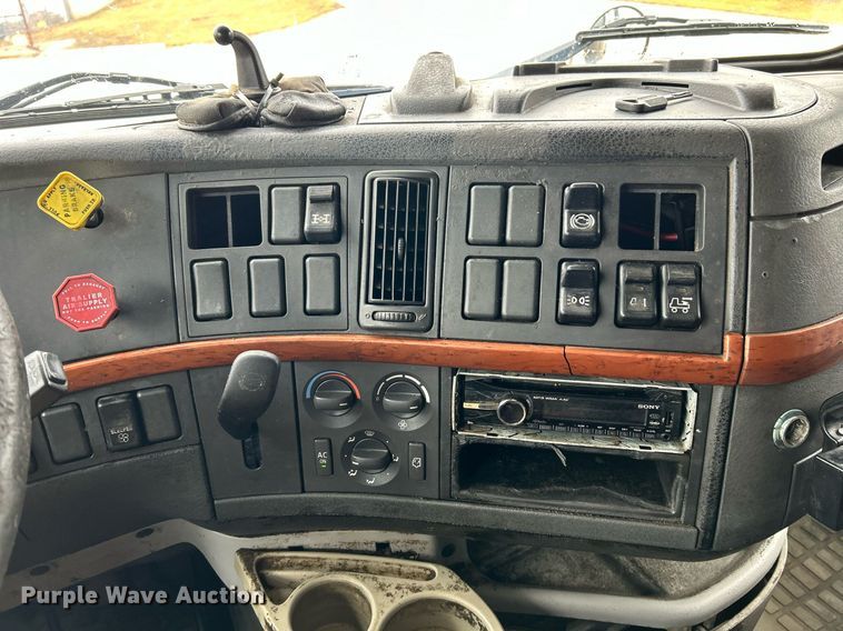 image for item NE9762 2005 Volvo VNL semi truck