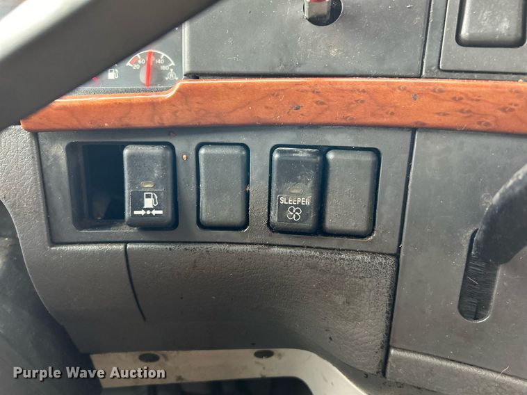 image for item NE9762 2005 Volvo VNL semi truck