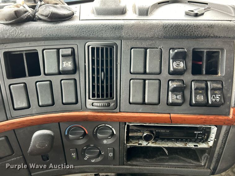 image for item NE9762 2005 Volvo VNL semi truck