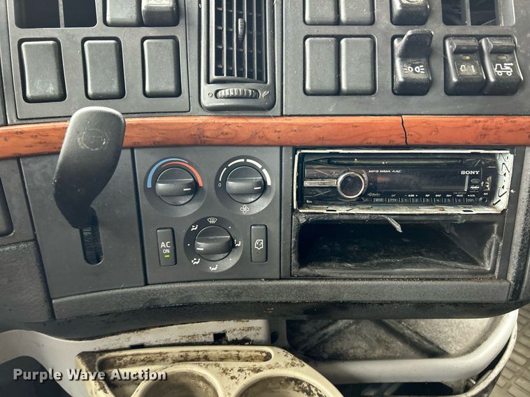 image for item NE9762 2005 Volvo VNL semi truck