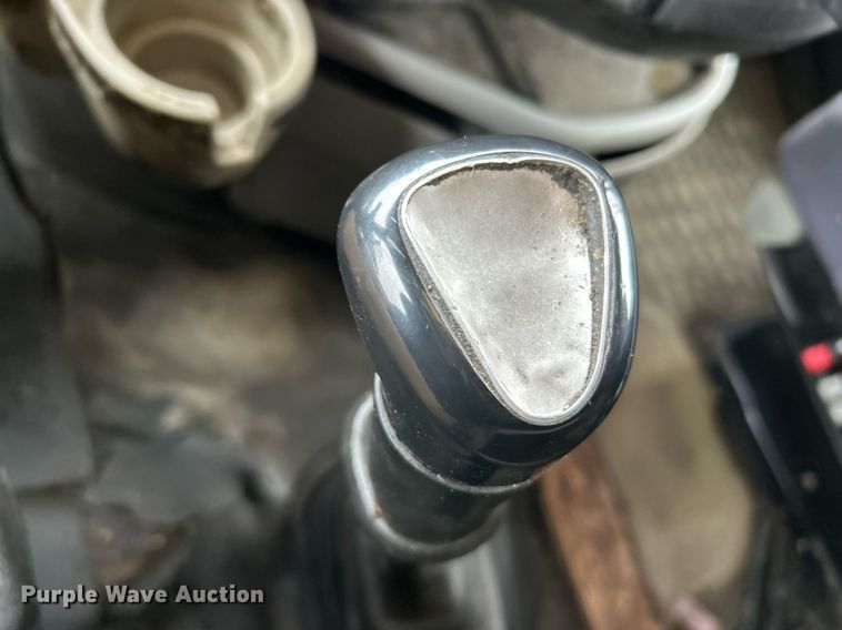 image for item NE9762 2005 Volvo VNL semi truck