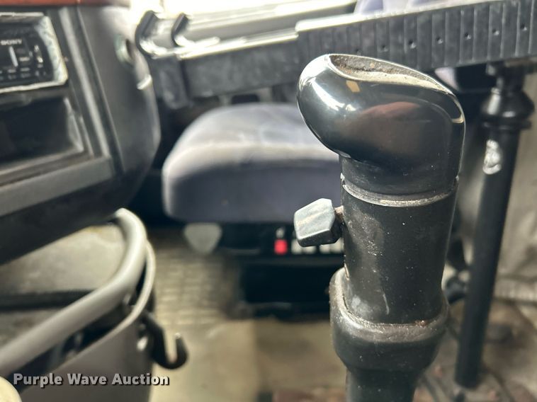 image for item NE9762 2005 Volvo VNL semi truck